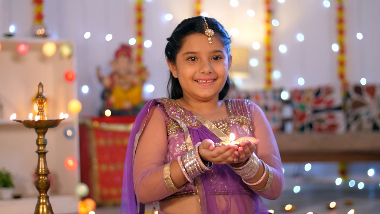 可爱的印度女孩拿着明亮的排灯节灯节-排灯节庆典，排灯节灯，排灯节庆典视频素材