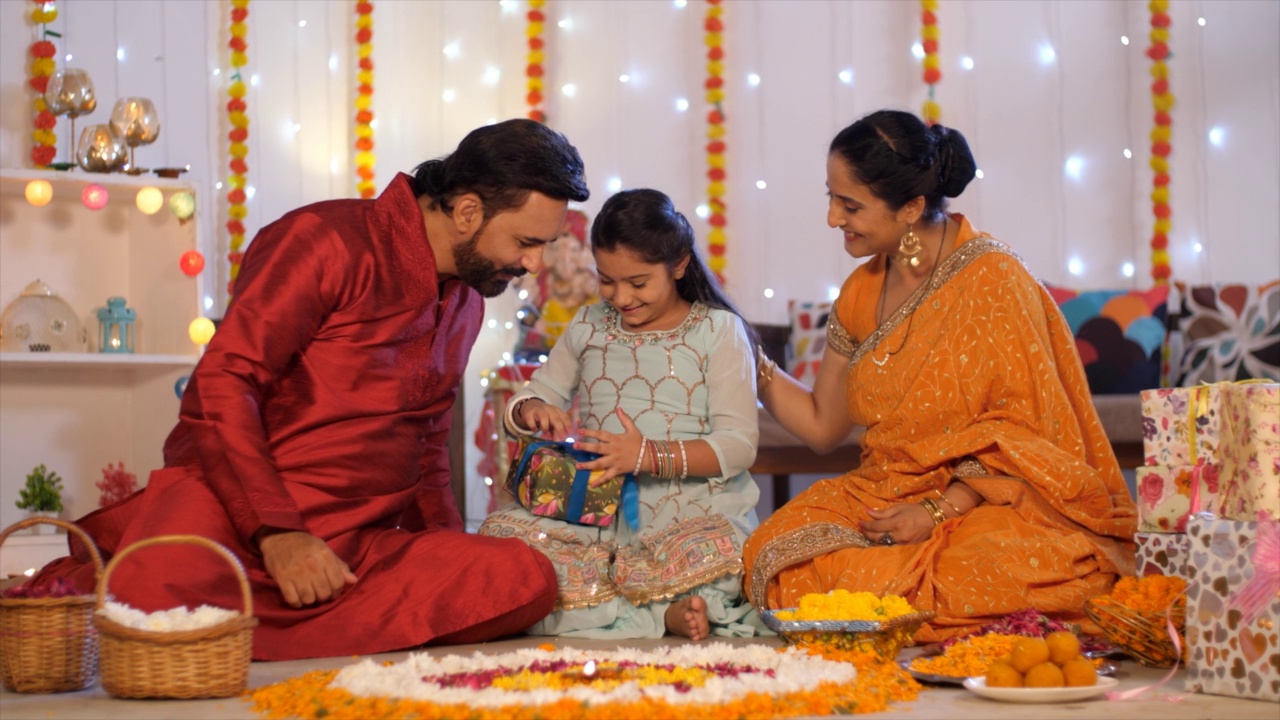 排灯节庆祝与礼品盒交换-印度男子与他的妻子和小女儿-排灯节礼物，节日背景视频素材