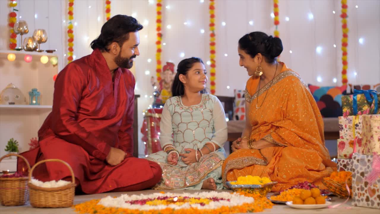 排灯节期间的印度小家庭-印度妇女和她的丈夫和女儿，父母和孩子视频素材