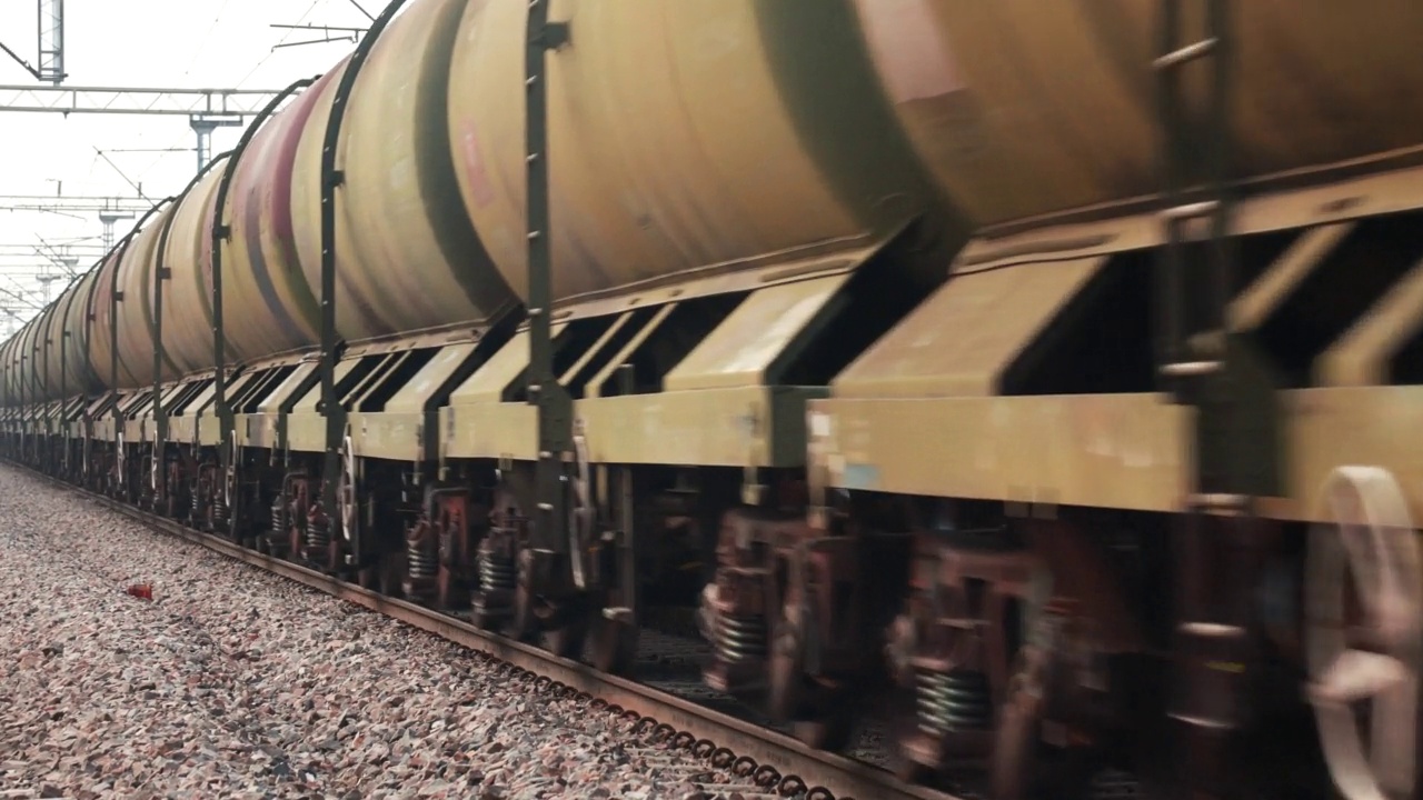 在火车站上有油罐车的货运列车。视频素材