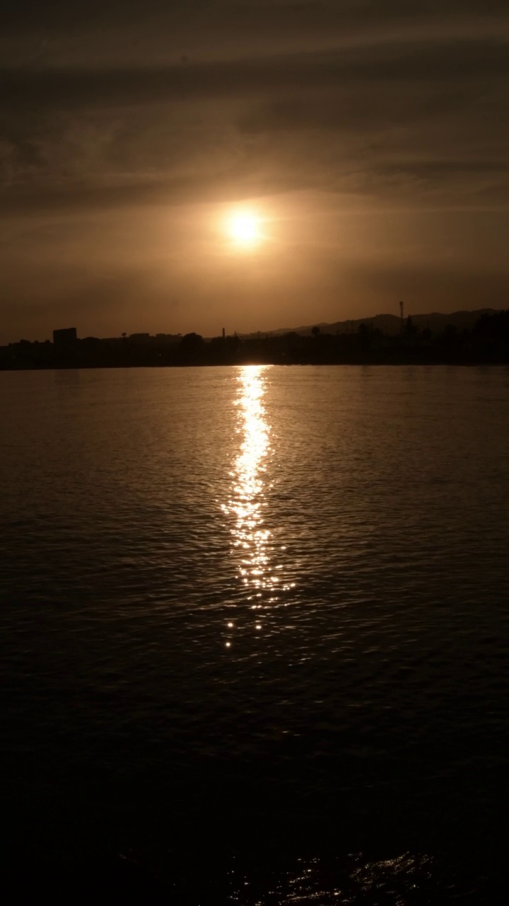 日落时的太阳和海浪。4 k垂直视频素材