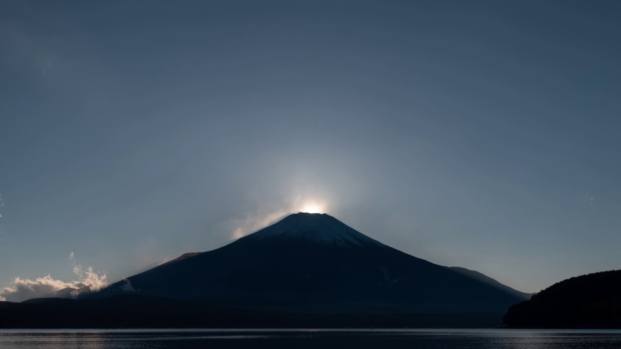 日落山中湖上的钻石富士视频下载