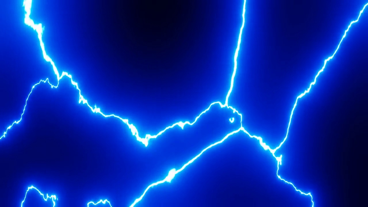 3d动画蓝色放电或闪电在黑色背景视频素材