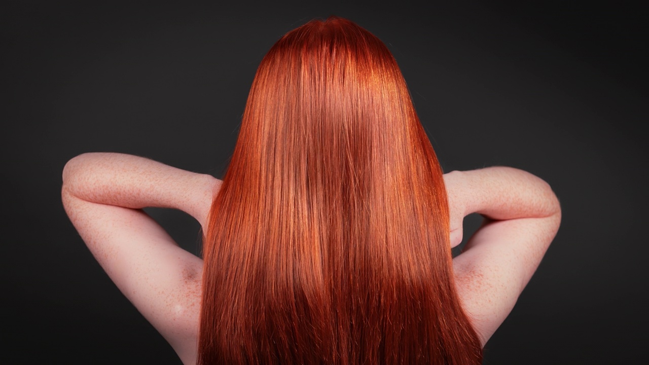 美丽的红发女人，长而健康的头发。用摄影机调情视频下载