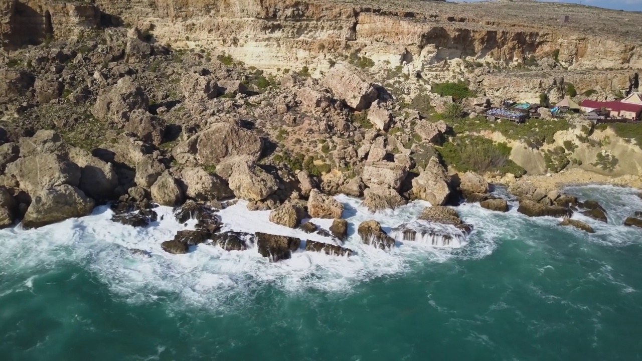 4k无人机——马耳他崎岖的地中海海岸上的“大力水手村”。视频素材