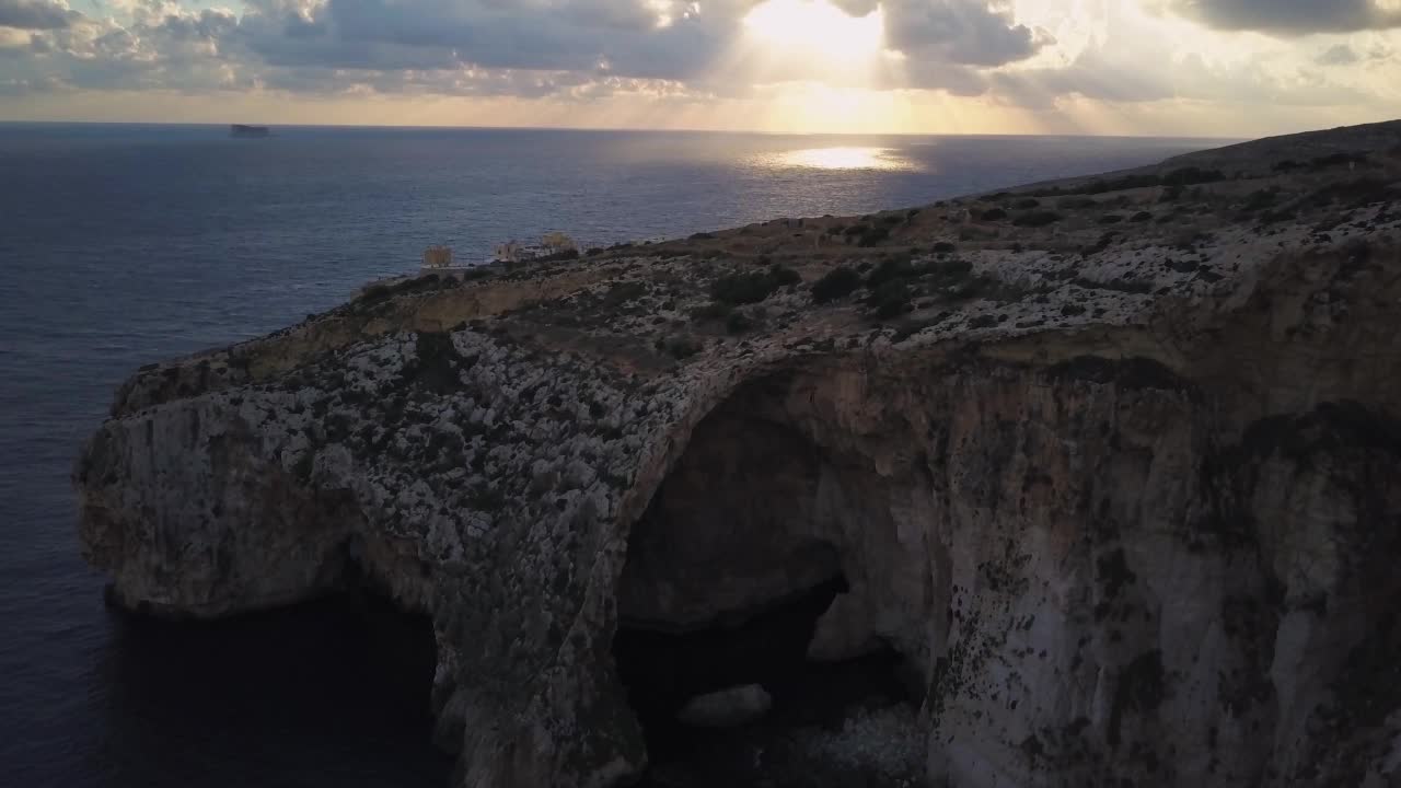 4k无人机日落——马耳他岛上的“蓝色洞穴”岩石特征。视频素材