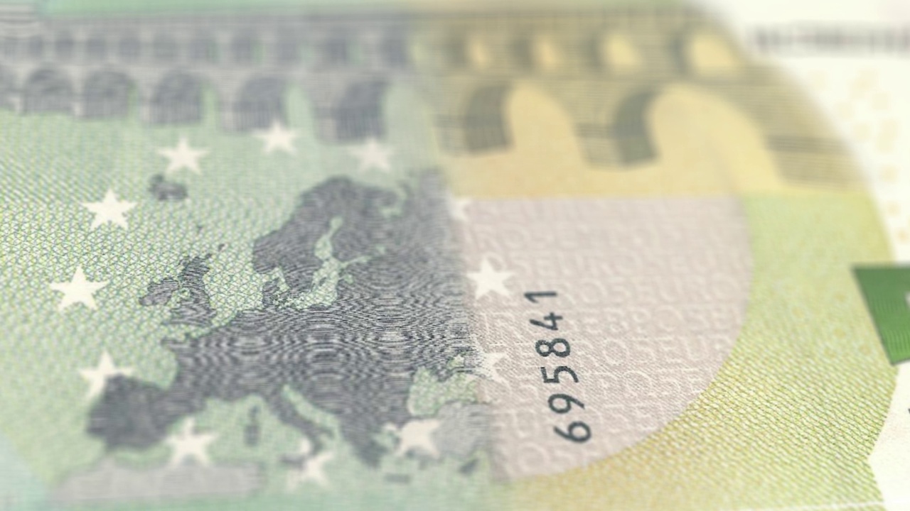 纸币的欧盟的欧元观察和储备方面的跟踪多利拍摄的欧元纸币4k分辨率股票视频视频下载