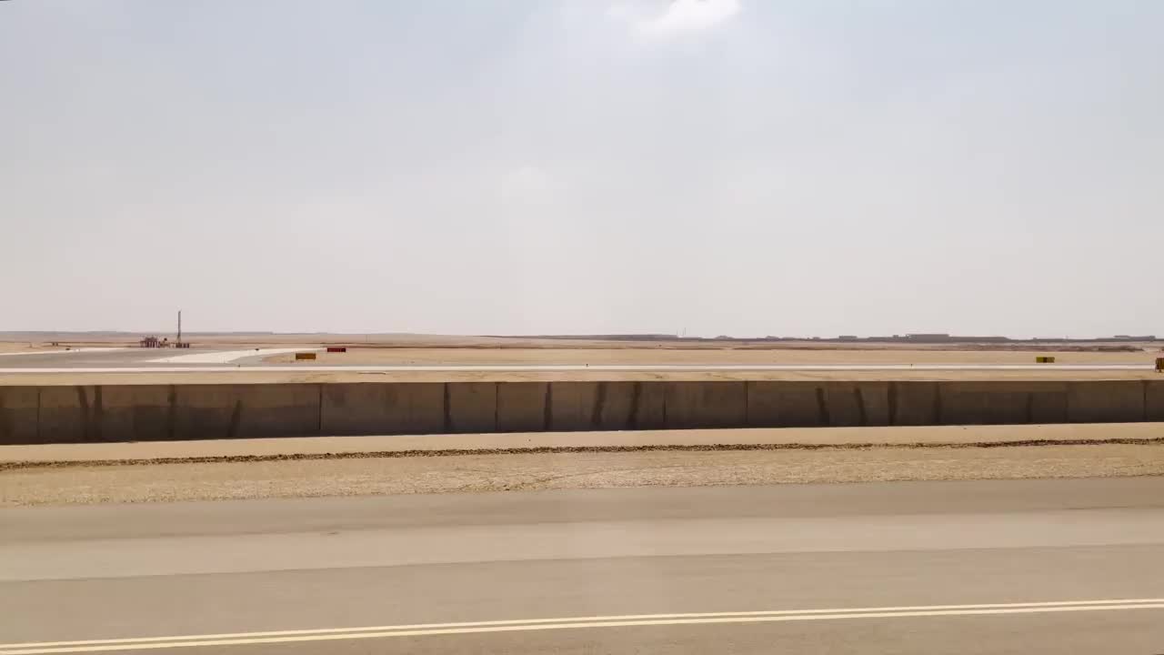 沙漠中晴朗的一天，商业飞机在开罗国际机场降落并在跑道上着陆。是人们寻求阳光和文化的热门度假胜地。视频素材