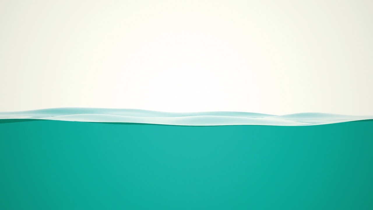 美丽的水面向上摆动。清晰的蓝色水填充屏幕。4k超蓝绿色和白色的颜色。毛圈的视频。视频素材