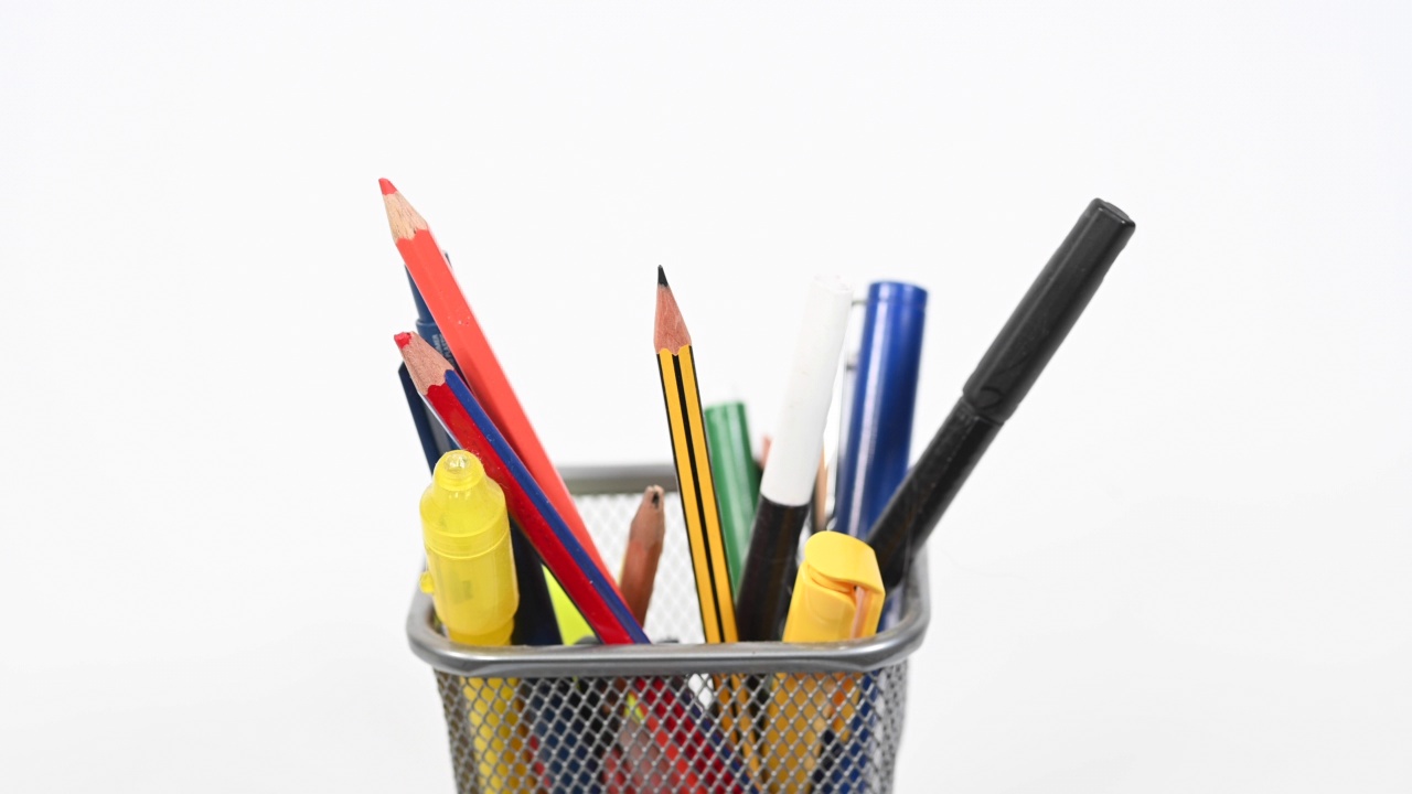 铅笔，马克笔，钢笔，钢笔和其他学习用品放在篮子里视频下载