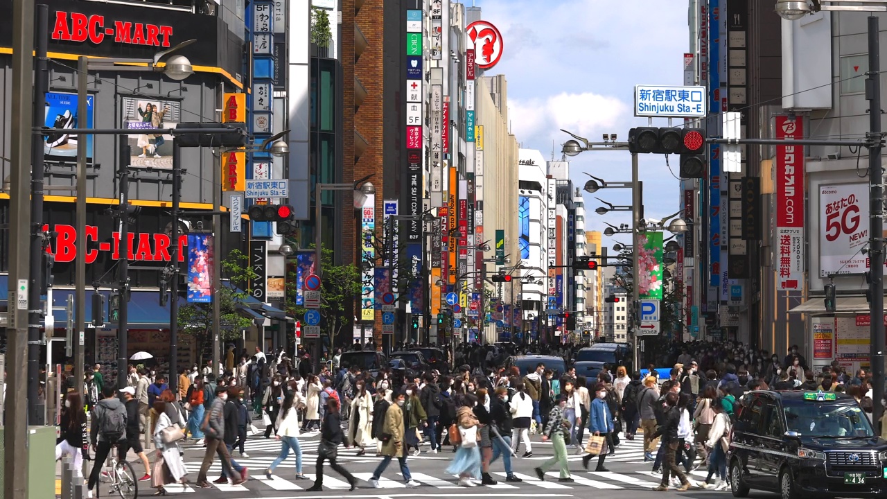 在日本东京新宿，人们穿过新宿道口。视频素材