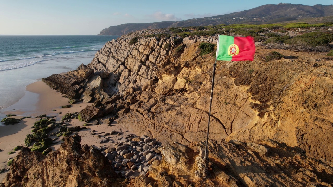 葡萄牙国旗飘扬在海边的夏日与复制空间视频下载