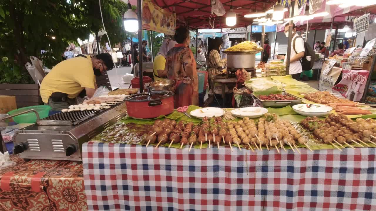 售卖清真炸鸡的泰国穆斯林街头小吃摊视频下载