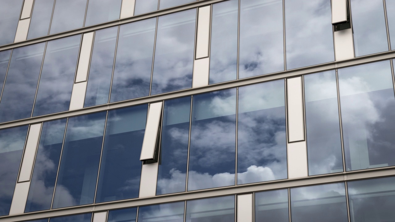 云映在现代玻璃建筑上视频素材