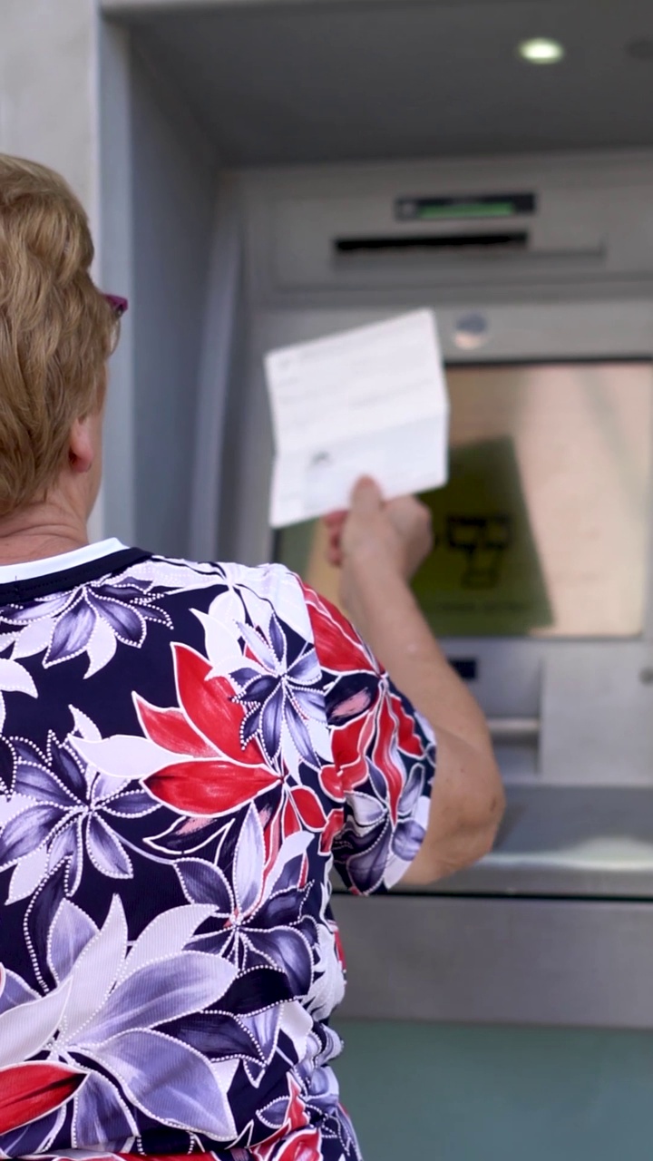 老年妇女储蓄卡自动取款机视频素材