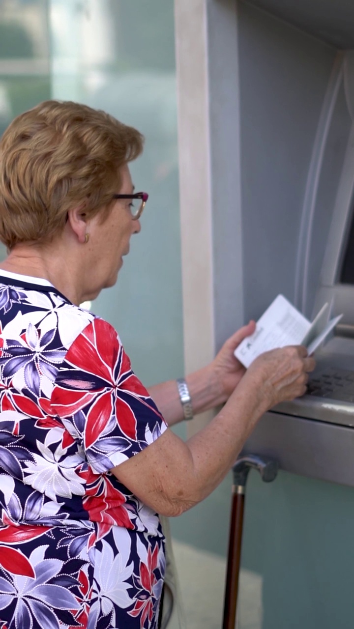 老年妇女储蓄卡自动取款机视频素材