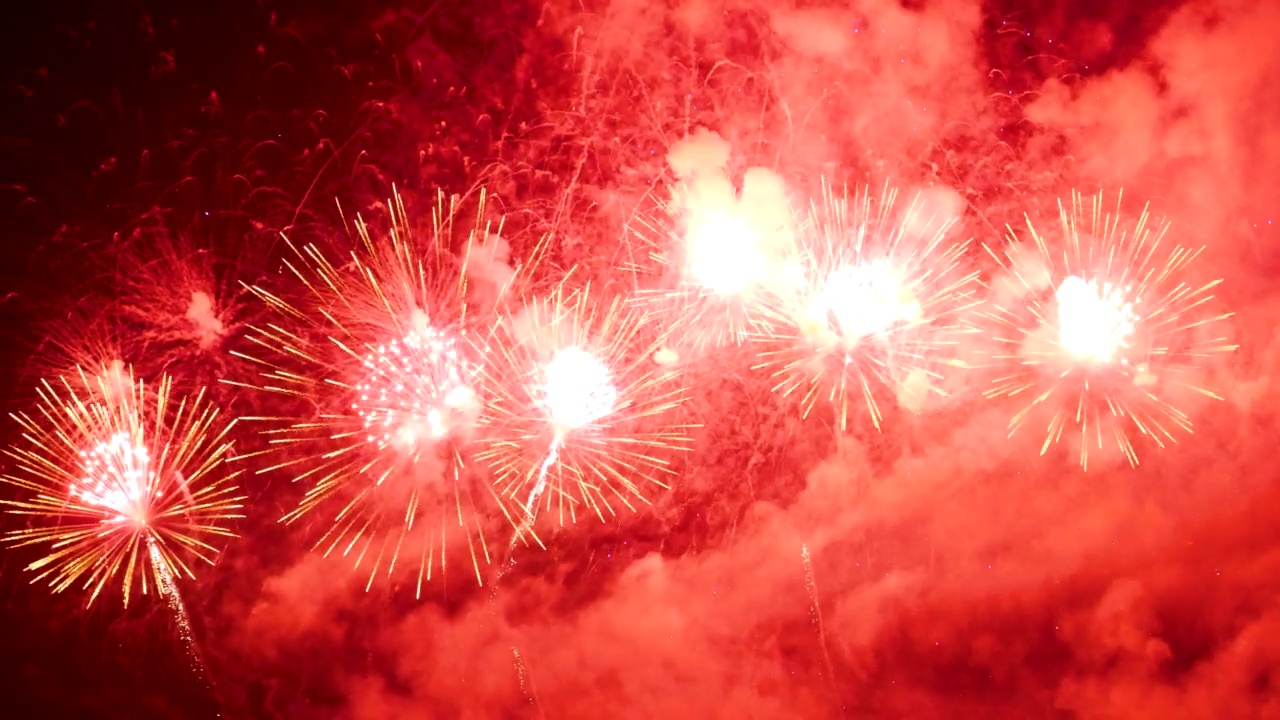 红烟花庆2023年新年快乐，7月4日国庆佳节。晚上放红色烟花庆祝国庆。2023年新年晚会倒计时活动视频素材
