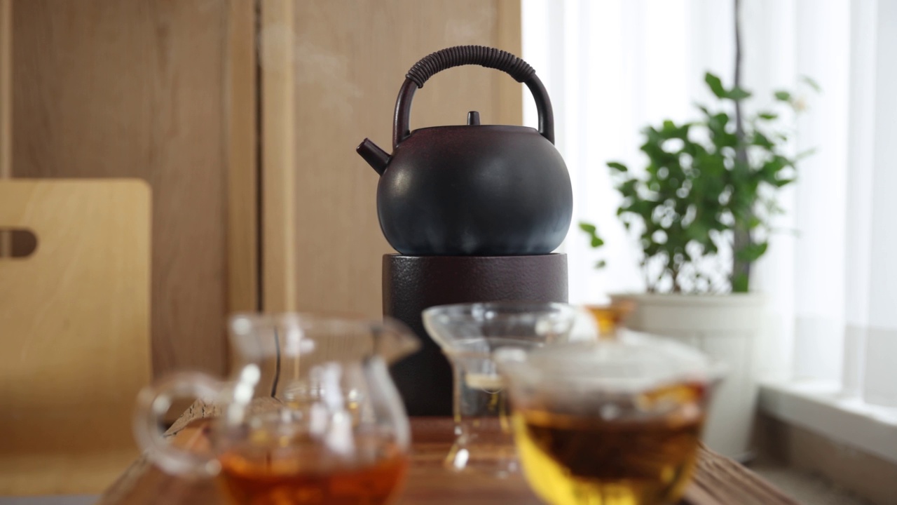 中国茶道的茶壶和茶杯视频素材