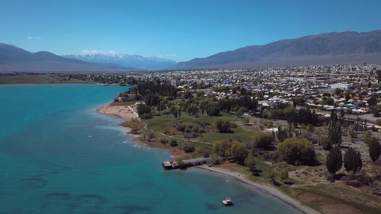 海岸著名的伊塞克库尔湖俯视图视频下载