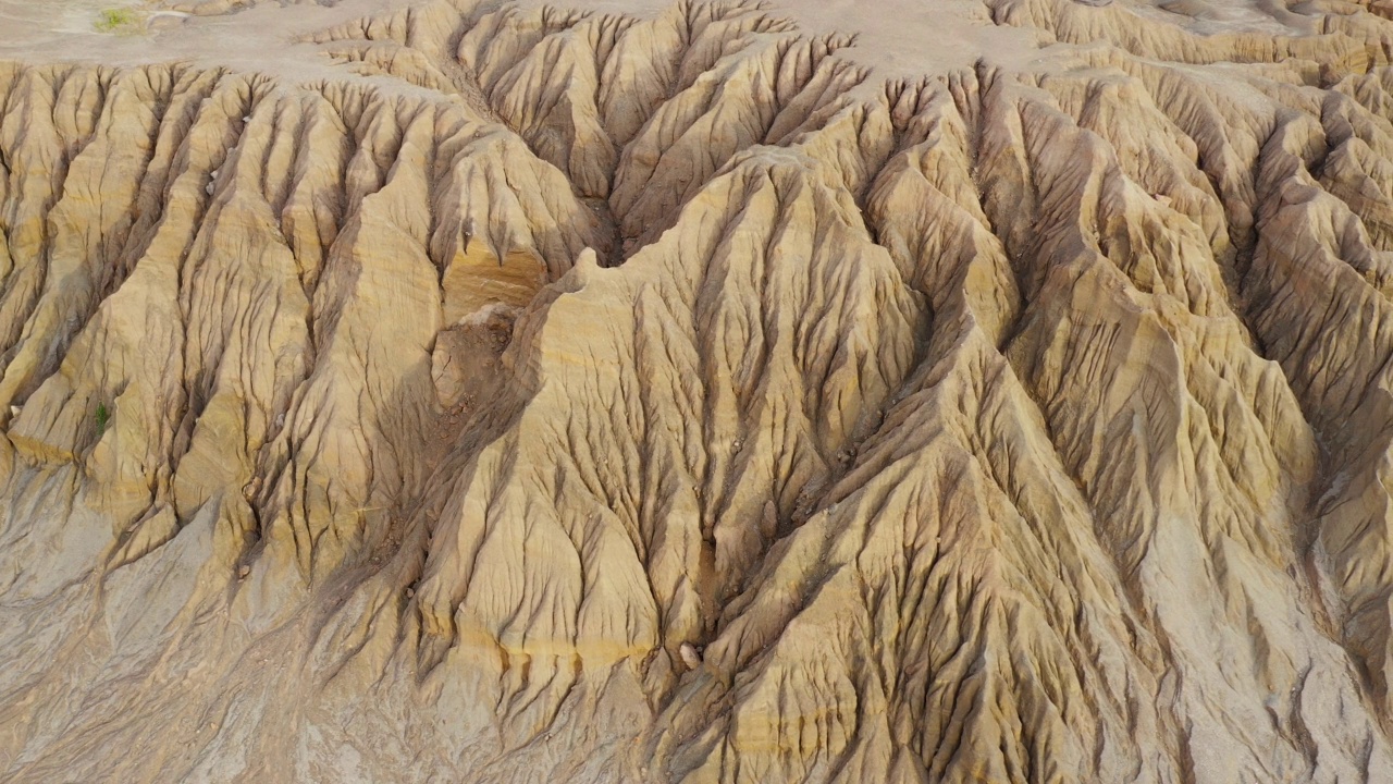 沙岩的纹理和纹路之美，代表风和水吹造成的土壤表面纹路。视频素材