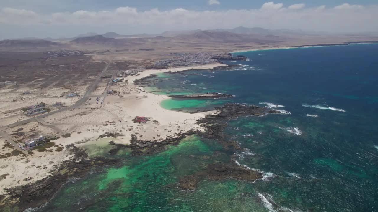 鸟瞰Playa De La Concha, El Cotillo, Fuerteventura，加那利群岛，西班牙。速度从30帧提高2倍。视频素材
