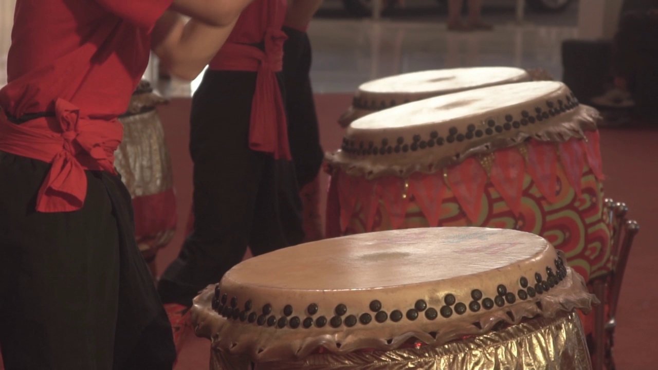 中国传统鼓的表演，近距离观看视频素材
