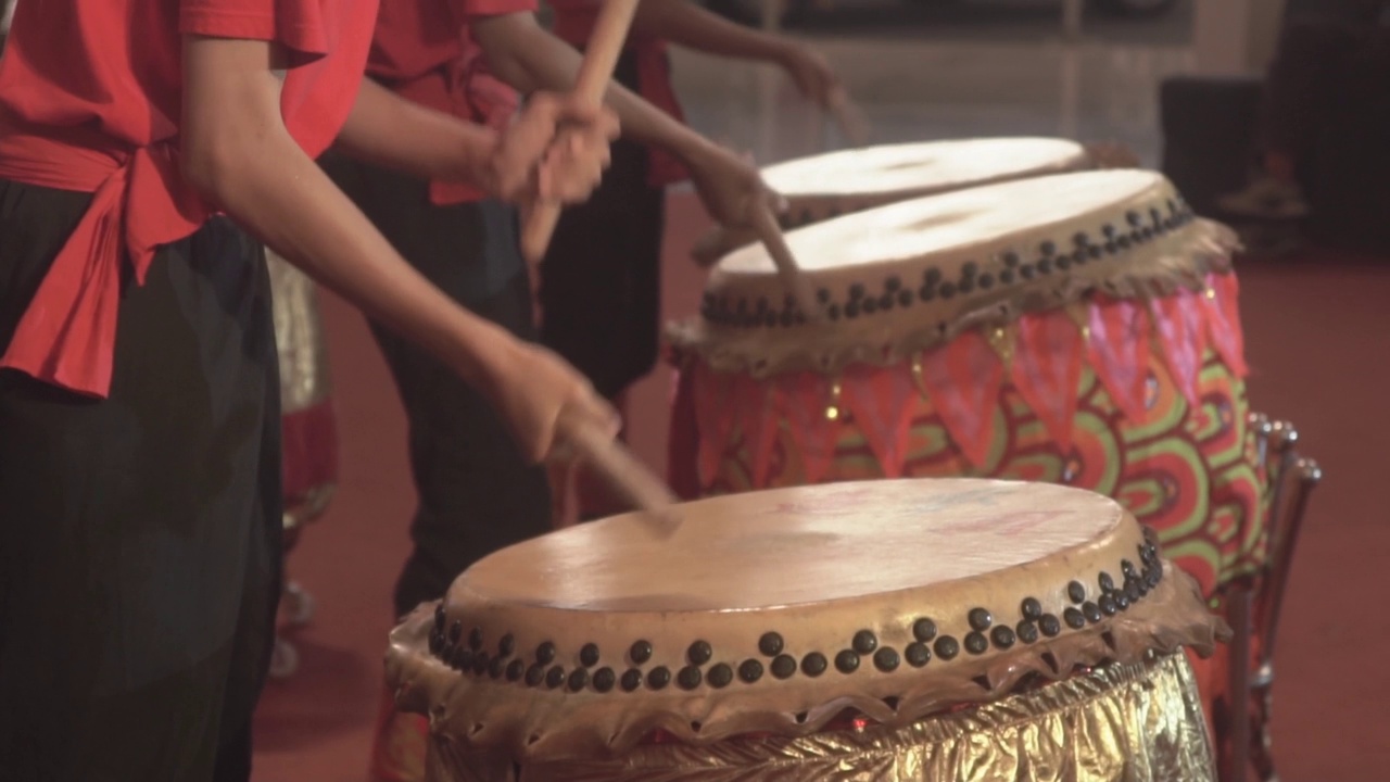 中国传统鼓的表演，近距离观看视频素材