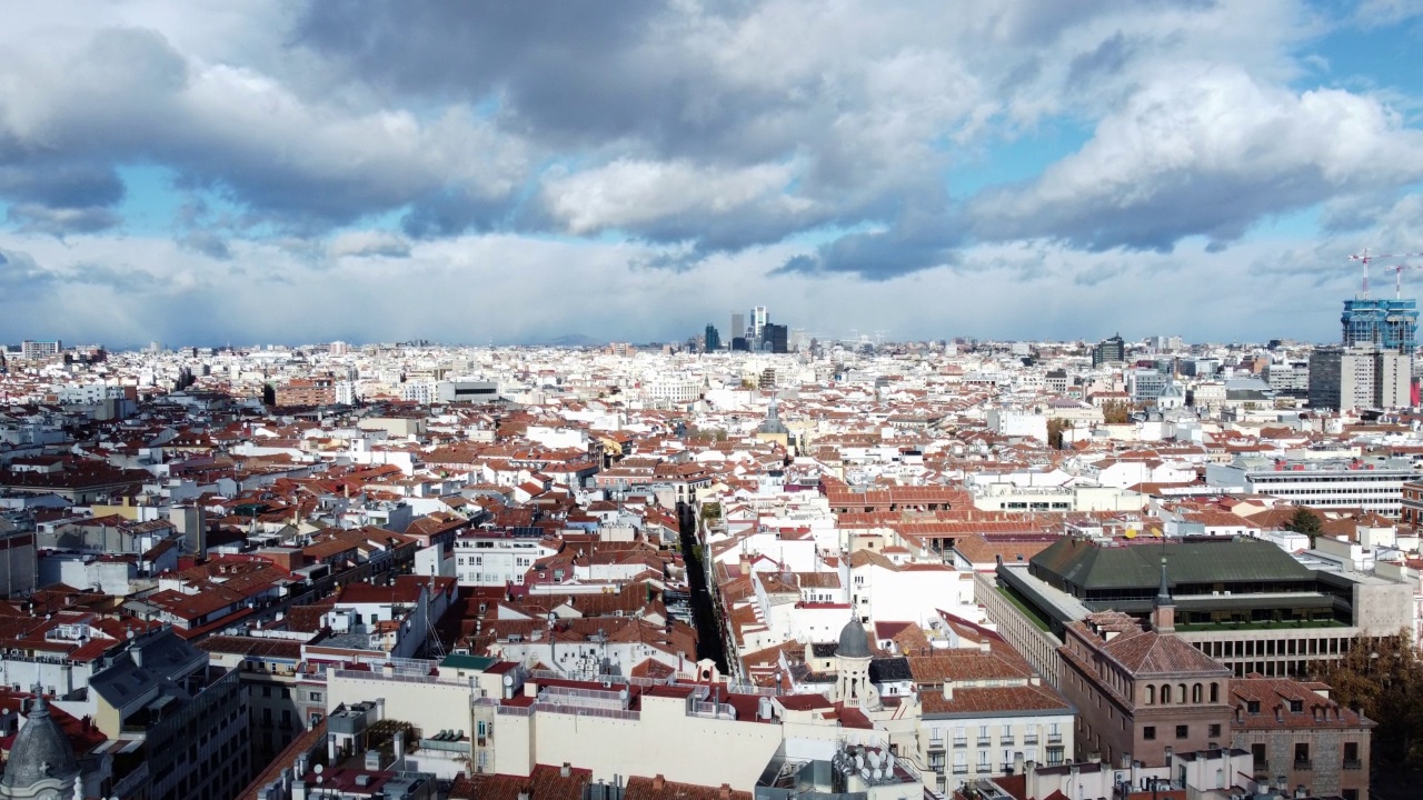 马德里住宅区的鸟瞰图，云在城市上空飘过视频下载