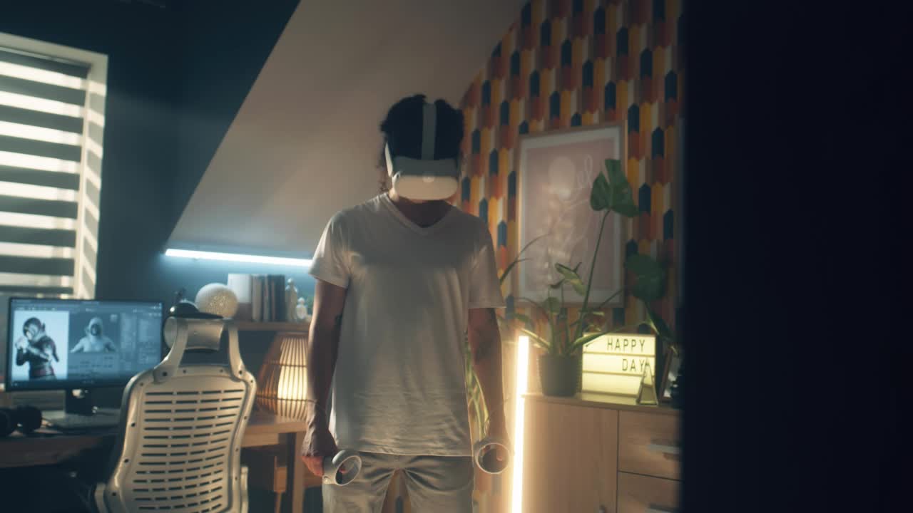 男子戴着VR眼镜测试电子游戏视频素材