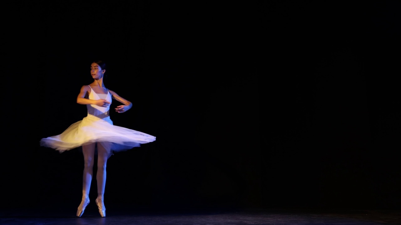 在编舞课上，年轻美丽、优雅的古典芭蕾舞女演员身着白色长裙，踮着脚尖翩翩起舞。艺术,美丽,优雅视频下载