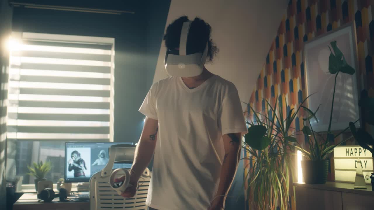 青少年使用VR头盔和控制器视频素材