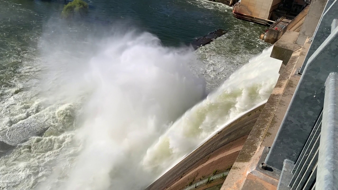水溢出大坝的慢动作视频视频素材