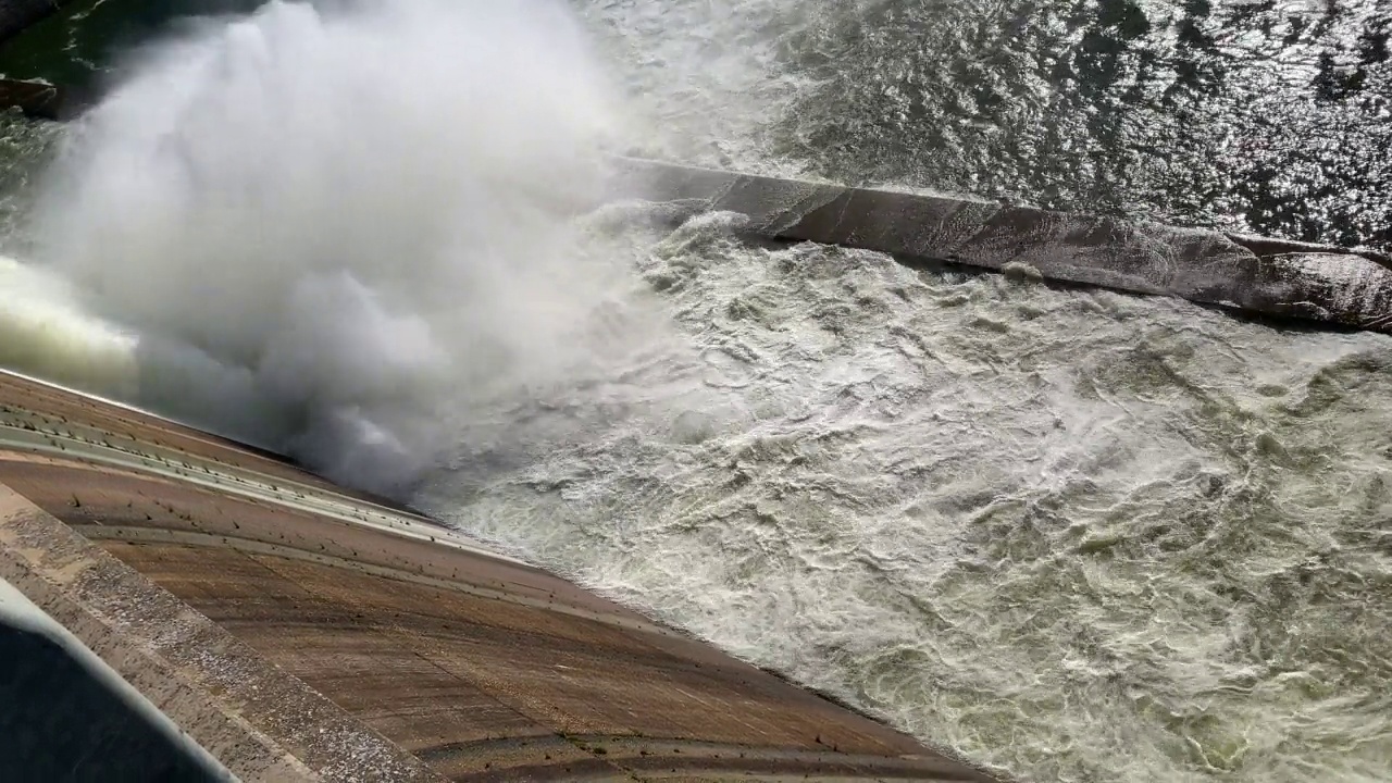 水溢出大坝的视频视频素材