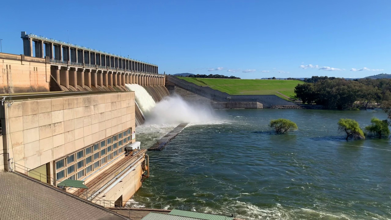 水溢出大坝的视频视频素材