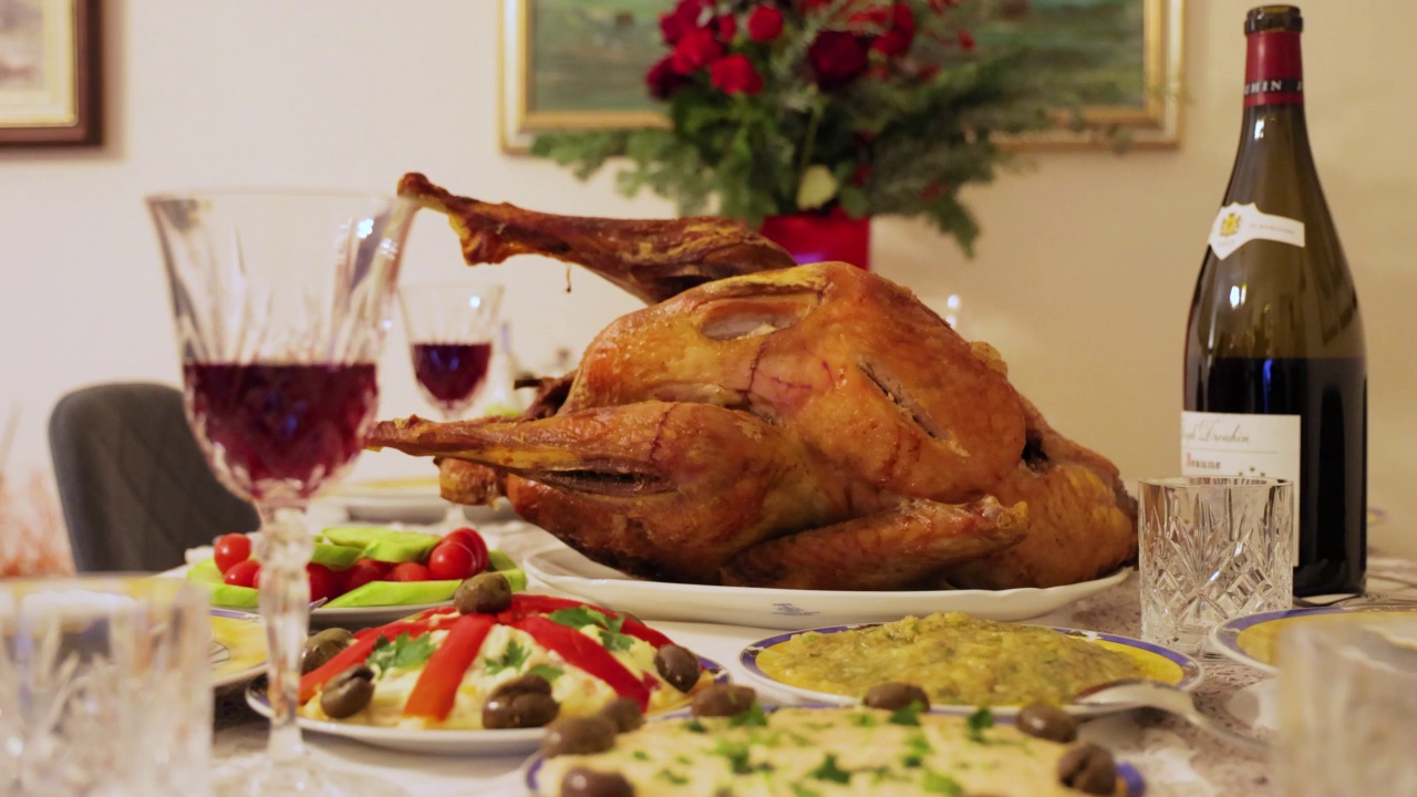 有火鸡的感恩节餐桌视频素材