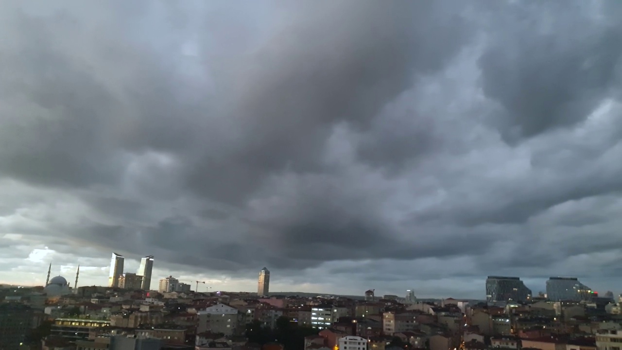 这座城市受到云层的威胁视频素材