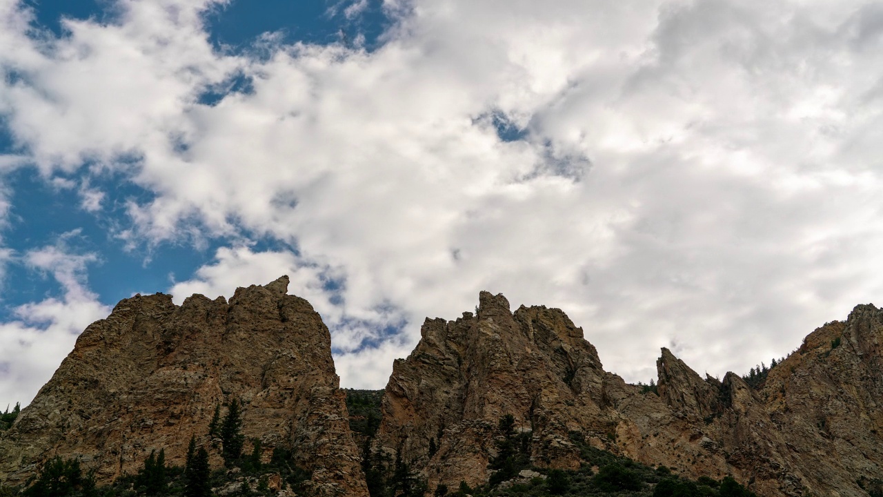 云在犹他州风岭的悬崖上移动的时间流逝视频素材