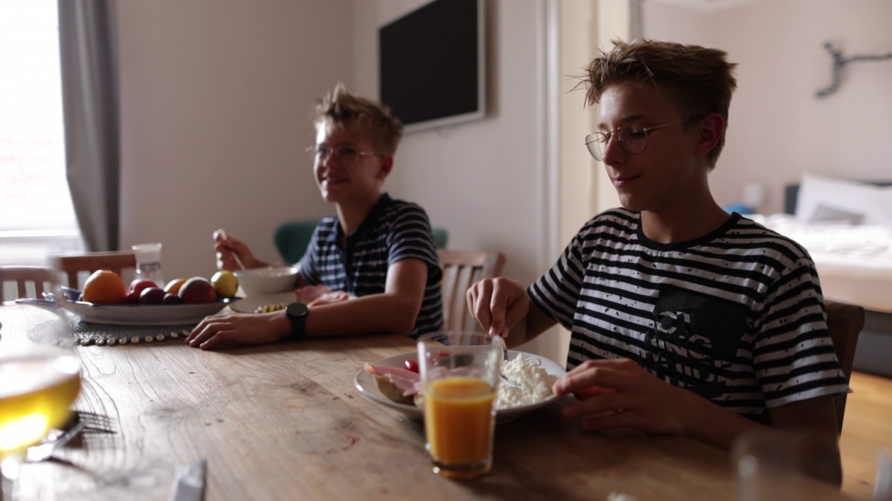 十几岁的男孩喜欢吃早餐视频素材