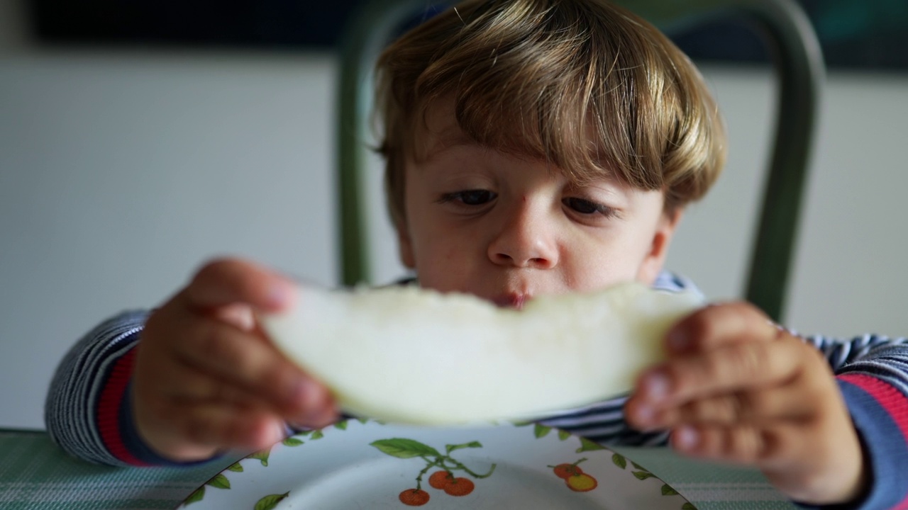 孩子吃瓜吃水果饿小男孩吃健康零食视频素材