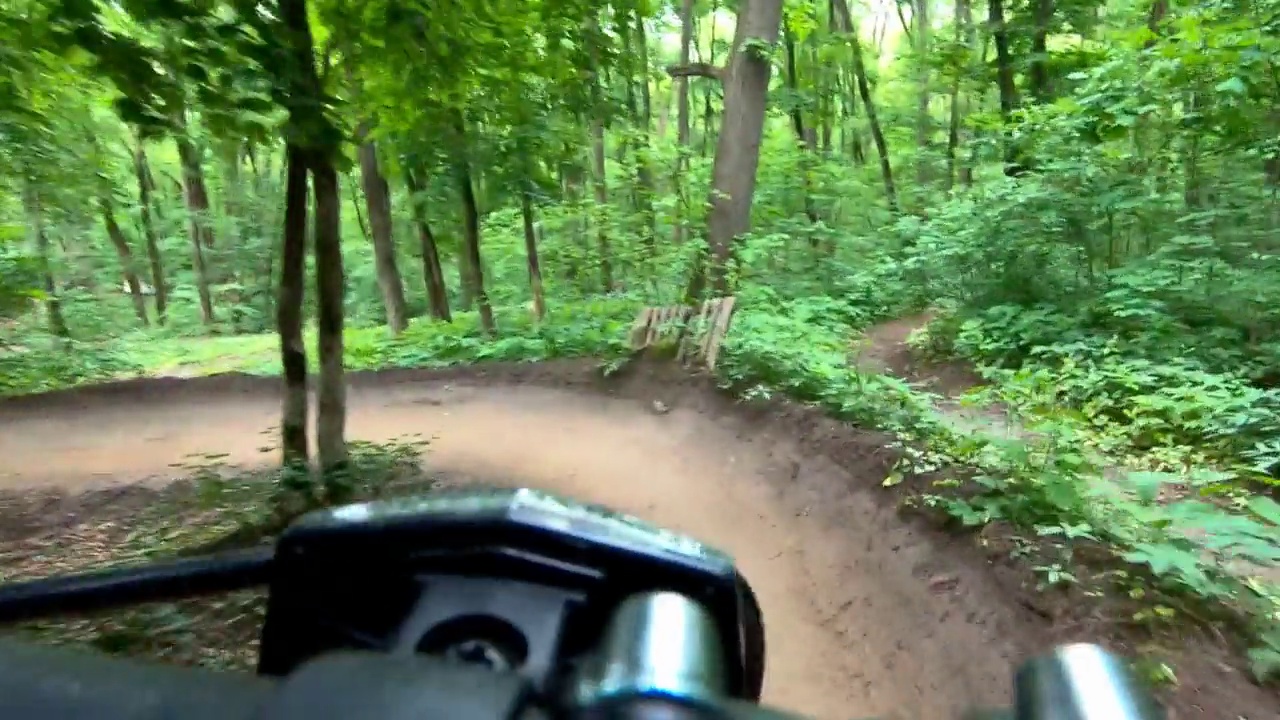 在森林里骑自行车视频素材