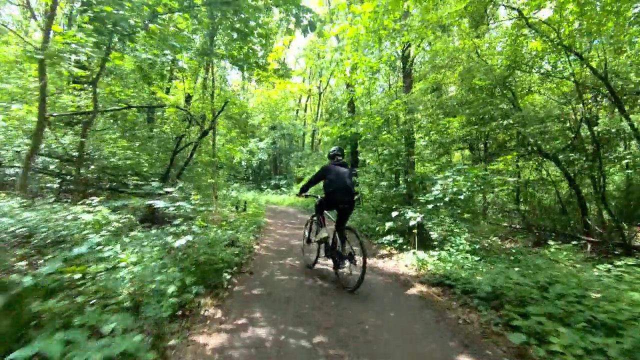 女孩们骑着自行车穿过森林视频素材