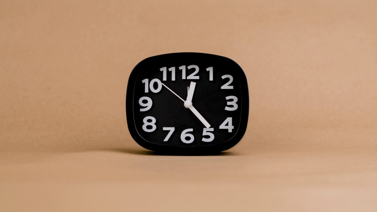 时钟黑时间运动秒数每秒的概念，时间快速流逝视频素材