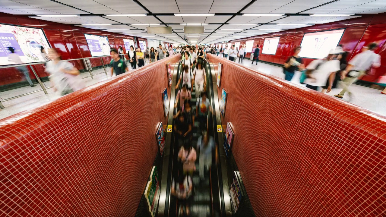 香港地铁高峰时段乘客和游客在自动扶梯上行走的时间间隔视频下载