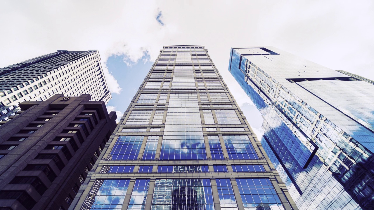 芝加哥市中心摩天大楼的上升角度视频素材