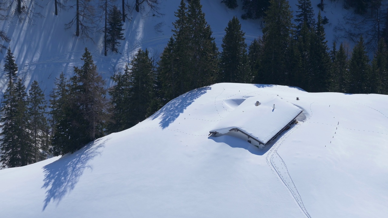 冬季的高山小屋，雪诺am Königsee，Berchtesgaden国家公园，上巴伐利亚州，巴伐利亚州，德国，欧洲视频下载