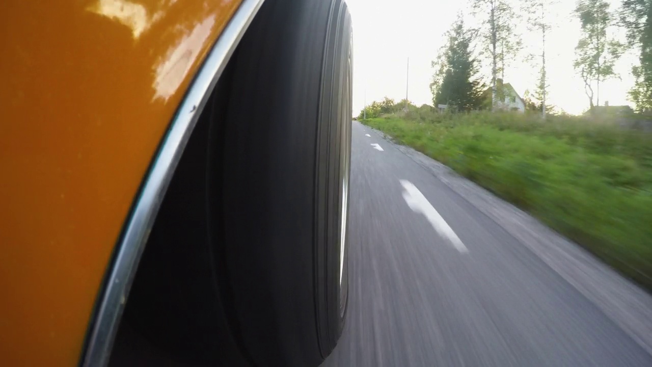 4k近景的复古汽车车轮，而行驶在道路上。视频素材