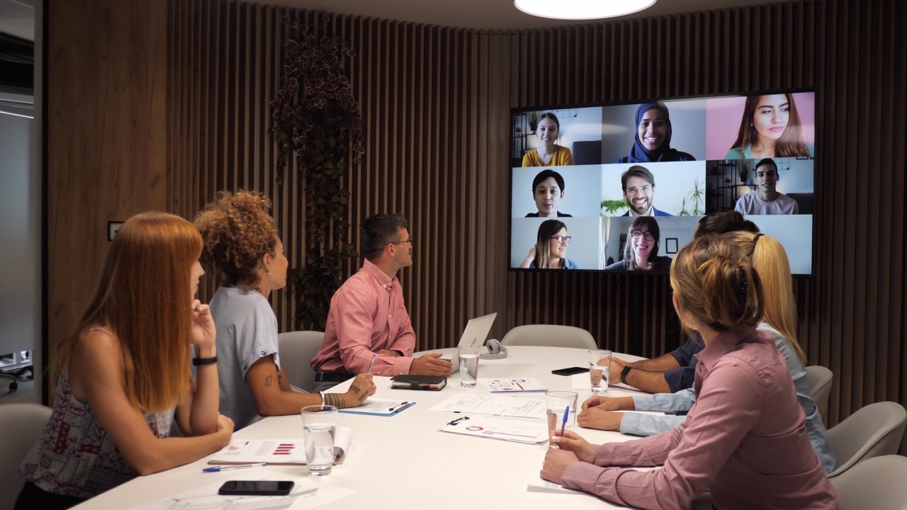 公司决策者与员工开会。商务人士在办公室通过视频通话与世界各地的合作伙伴进行在线会议视频素材