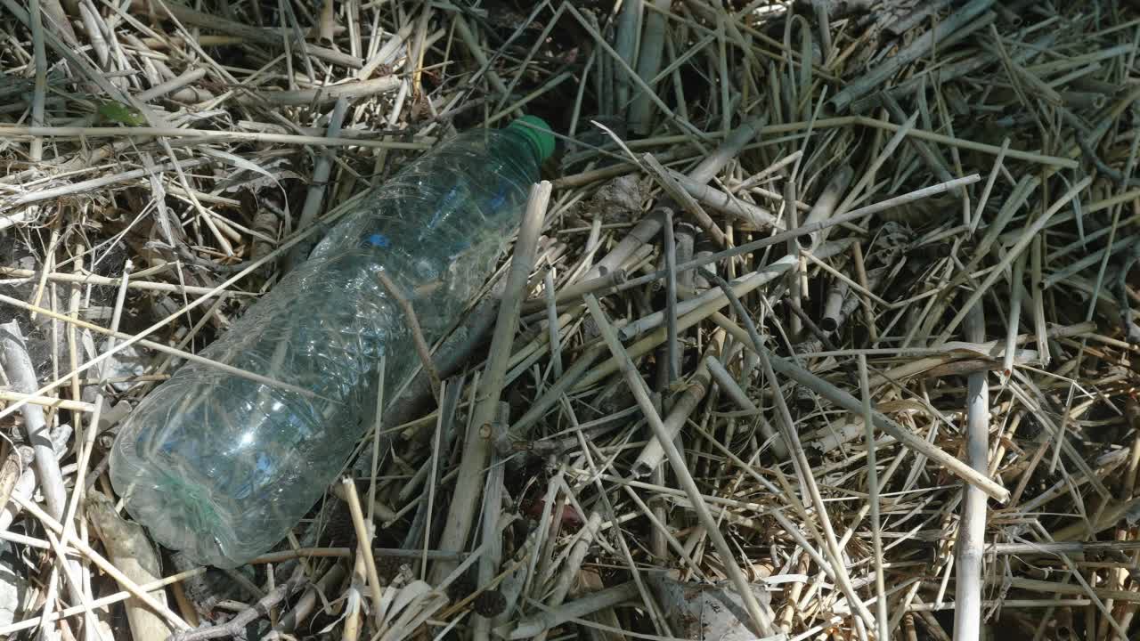 爱沙尼亚地上的塑料水瓶视频素材