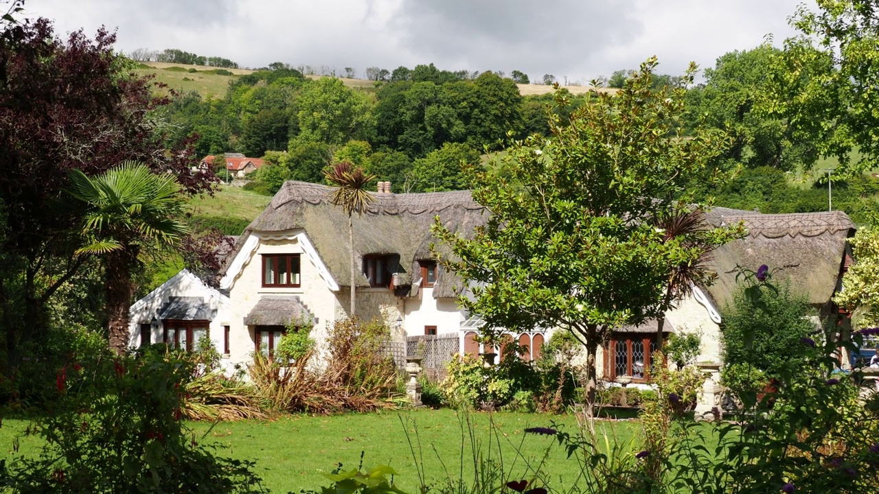 在英国怀特岛的Luccombe，一座带有茅草屋顶的独立大房子。视频下载