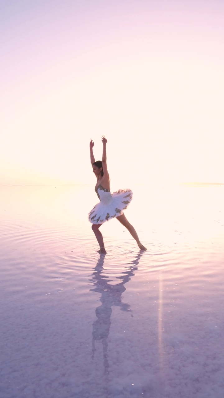 日落时分，芭蕾舞者在图兹湖上跳舞，她在水中的倒影视频素材